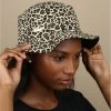 Seeberger Bucket Leo Print Sand 1 Seeberger Bucket Leo Print Sand -Arrêt. Aller. Chapeau. bucket leo print sand