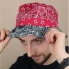 NEW ERA Bucket Paisley Scarlet -Arrêt. Aller. Chapeau. bucket paisley scarlet