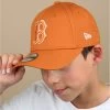 NEW ERA Kids League Ess 940 Boston Toffee 1 NEW ERA Kids League Ess 940 Boston Toffee -Arrêt. Aller. Chapeau. kids league ess 940 boston toffee