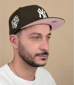 Arrêt. Aller. Chapeau. 30 NEW ERA Side Patch 5950 NY Yankees Walnut Pink