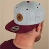 Snapback West Land Grey Burgundy -Arrêt. Aller. Chapeau. snapback west land grey burgundy